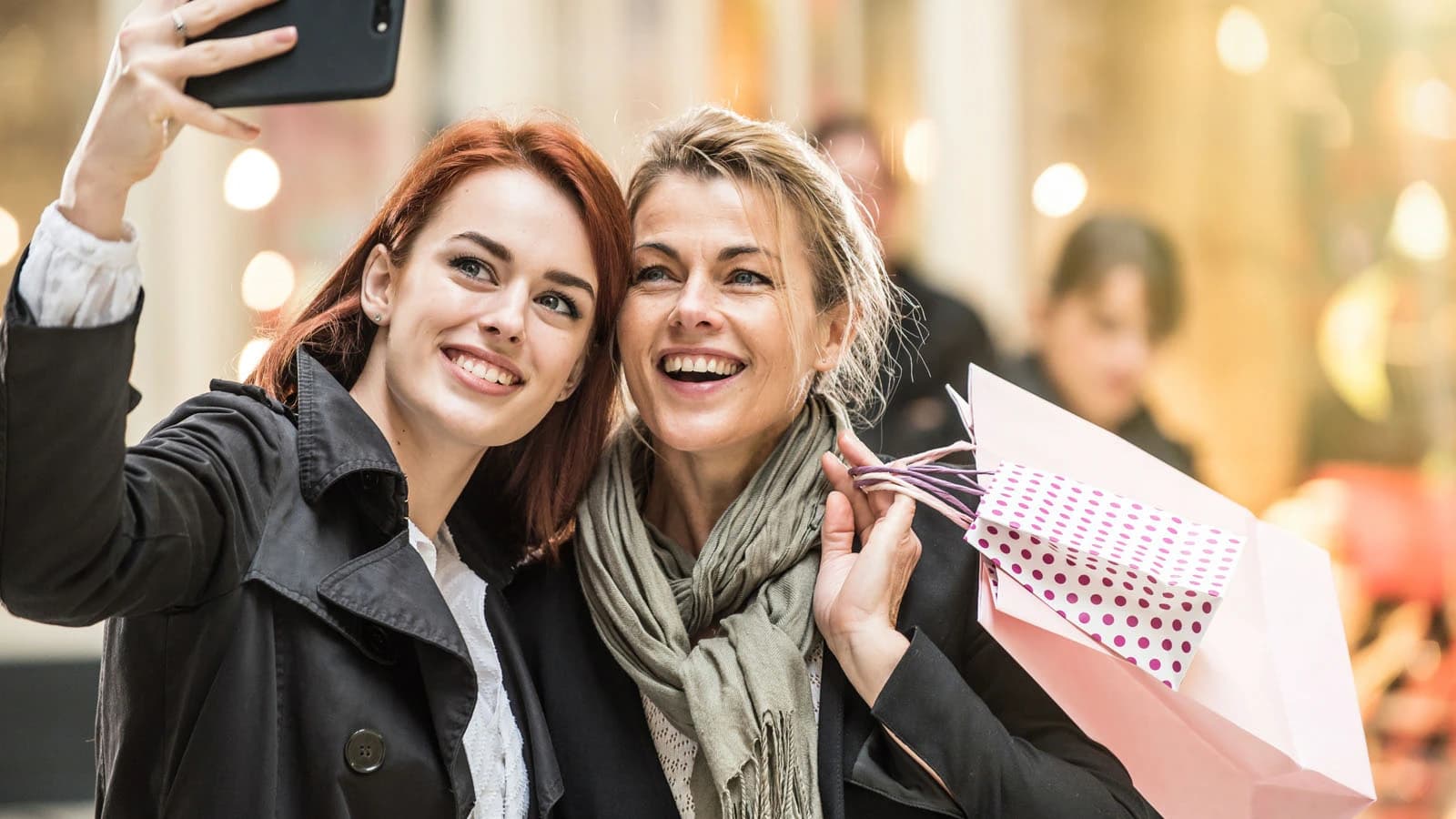 To kvinder tager er selfie under en shopping tur. Foto: Forbrugsforeningen